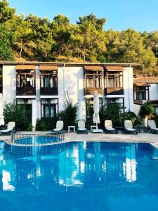 una casa con una gran piscina frente a ella en Ford Hotel en Adrasan