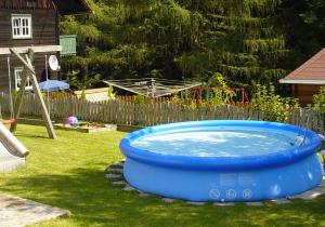 Bazén v ubytování Ferienhaus Maxi nebo v jeho okolí