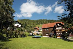 una casa con tavolo da picnic in cortile di Ferienhaus Maxi a Sankt Blasen