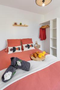 Un dormitorio con una cama con comida. en L'écrin des Bois - Proche aéroport Beauvais, Chantilly, forêt de Hez-Froidmont, parking public gratuit, Wifi & Netflix, en Clermont