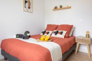 Un dormitorio con una cama con juguetes. en L'écrin des Bois - Proche aéroport Beauvais, Chantilly, forêt de Hez-Froidmont, parking public gratuit, Wifi & Netflix, en Clermont