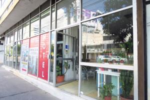 HOTEL LLANITO AGS في اغواسكالينتيس: واجهة متجر بنوافذ زجاجية على شارع