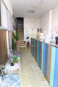 um átrio com um bar colorido e cadeiras num edifício em HOTEL LLANITO AGS em Aguascalientes