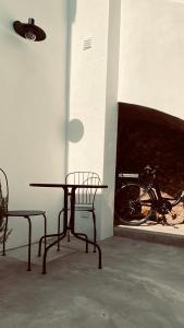 - une table, des chaises et un vélo dans la chambre dans l'établissement Grândola Suites - Suite Afonso, à Grândola