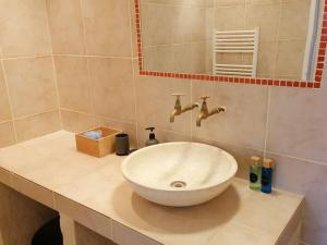 um lavatório de casa de banho com um lavatório branco em Maison chaleureuse avec cheminée em Bourgueil