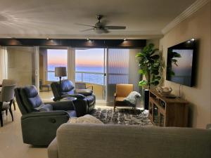 sala de estar con vistas al océano en 2BD Beach Front Condo with Pool & More, en Rosarito