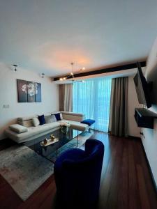 ein Wohnzimmer mit einem Sofa und einem Tisch in der Unterkunft Merendon Heights Luxury Condo in San Pedro Sula