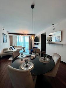 ein Wohnzimmer mit einem großen Tisch und Stühlen in der Unterkunft Merendon Heights Luxury Condo in San Pedro Sula