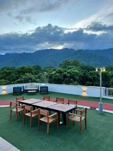 einen Picknicktisch und Stühle auf dem Dach in der Unterkunft Merendon Heights Luxury Condo in San Pedro Sula