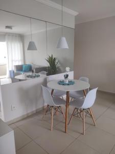Una cocina y un comedor con mesa y sillas. en Apartamento de 2 quartos, en Recife 13 fotos más