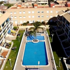 una vista aérea de una piscina en un edificio en Amanecer marino, solo a 5 minutos andando de la playa, en Puzol