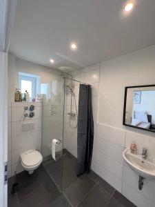 Bany a Gemütliches Studio-Apartment in Karlsruhe Neureut - Nähe Uni-KIT-Messe, Fußbodenheizung, Regendusche, Waschmaschine, Stellplatz