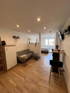 Zona d'estar a Gemütliches Studio-Apartment in Karlsruhe Neureut - Nähe Uni-KIT-Messe, Fußbodenheizung, Regendusche, Waschmaschine, Stellplatz
