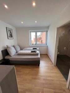 Zona d'estar a Gemütliches Studio-Apartment in Karlsruhe Neureut - Nähe Uni-KIT-Messe, Fußbodenheizung, Regendusche, Waschmaschine, Stellplatz