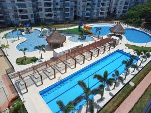 an overhead view of a large swimming pool with palm trees at Apartamento en Ricaurte Cundinamarca in Ricaurte