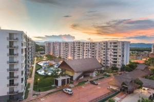 eine Luftansicht einer Stadt mit hohen Gebäuden in der Unterkunft Apartamento en Ricaurte Cundinamarca in Ricaurte