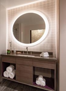La salle de bains est pourvue d'un lavabo et d'un miroir. dans l'établissement The Lodge at Sonoma Resort, Autograph Collection, à Sonoma
