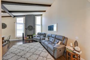 uma sala de estar com um sofá de couro e uma lareira em Chula Vista Vacation Rental with Private Pool and Spa! em Chula Vista