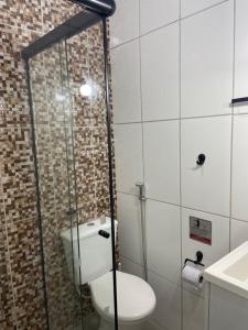 W łazience znajduje się toaleta i przeszklony prysznic. w obiekcie Casa Martino w mieście Brotas