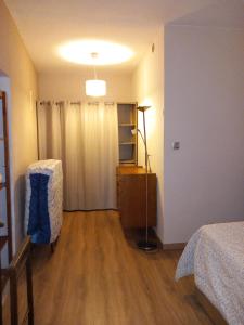 uma sala com um quarto com uma cama e uma cómoda em Appartement au cœur du Village em Saorge