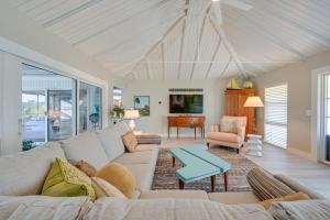 una sala de estar con un sofá y una mesa en Stunning Marco Island Home with Covered Patio!, en Marco Island