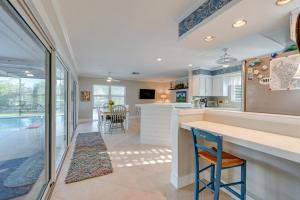 Una cocina con barra de desayuno y un comedor. en Stunning Marco Island Home with Covered Patio!, en Marco Island