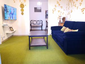 - un salon avec un canapé bleu et une table dans l'établissement Casa San Pablo, à Melide