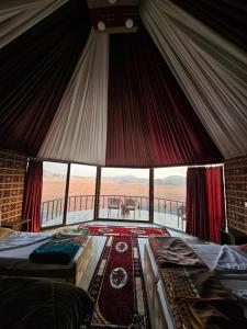 Postel nebo postele na pokoji v ubytování Wadi Rum Candles Camp