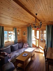 - un salon avec un canapé et une table dans l'établissement Unique Caravan with Outdoor Space Lodge, à Ballantrae