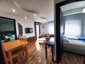 TV a/nebo společenská místnost v ubytování Balcon Bleu