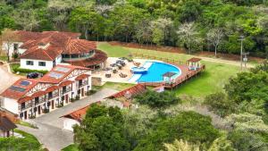 an aerial view of a house with a swimming pool at Pousada Recanto do Amanhecer in Socorro