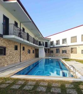 una gran piscina frente a un edificio en Kusadasi Guzelcamli Cosy Home, en Kusadasi