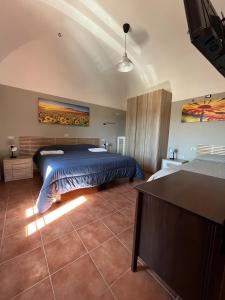 バリシャーノにあるDa Sciuri case vacanza Bariscianoのベッドルーム(ベッド1台、テレビ付)