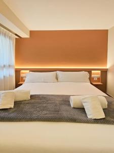 En eller flere senge i et værelse på Apartamentos Las Ciencias O + 39 billeder