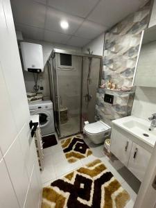 een badkamer met een toilet en een wastafel bij Kusadasi Guzelcamli Loft Home in Kuşadası