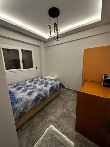 ein Schlafzimmer mit einem Bett in einem Zimmer mit einem Fenster in der Unterkunft Kusadasi Guzelcamli Loft Home in Kusadası