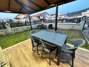 einen blauen Tisch und Stühle auf einer Terrasse mit Aussicht in der Unterkunft Kusadasi Guzelcamli Loft Home in Kusadası