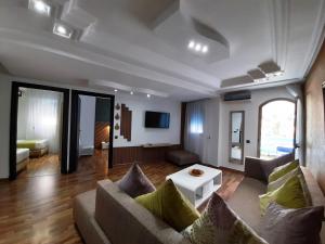 TV a/nebo společenská místnost v ubytování Balcon Bleu