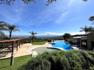 a view of a swimming pool in a yard at CR MARIPOSA RENTALS Comfortable penthouse, AC, pool, gym, tennis in Santa Ana