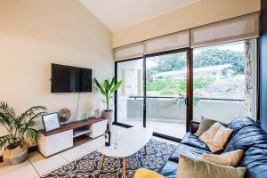 Et sittehjørne på CR MARIPOSA RENTALS Comfortable penthouse, AC, pool, gym, tennis
