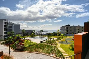 widok na park z budynku w obiekcie Becas Place, a Home in Madeira w Funchal