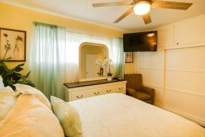 1 dormitorio con 1 cama y vestidor con espejo en Lovely Compton Vacation Rental with Patio and Grills! en Compton