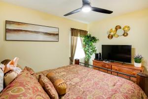 1 dormitorio con 1 cama y TV de pantalla plana en Lovely Compton Vacation Rental with Patio and Grills!, en Compton