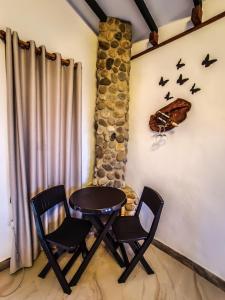 einen Tisch und Stühle in einem Zimmer mit Vögeln an der Wand in der Unterkunft Casa Piedra in Santa Sofía