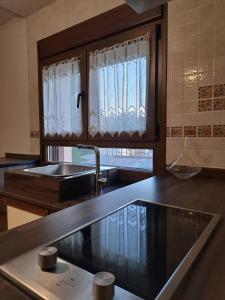 cocina con fregadero y ventana en Casa rural villa de lupiana, en Lupiana