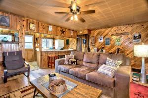 sala de estar con sofá y mesa en Los Osos w/ Privarte Spa and BBQ, en Big Bear Lake