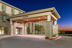 un gran edificio con una entrada cubierta delante de él en Sleep Inn & Suites Carlsbad Caverns Area, en Carlsbad