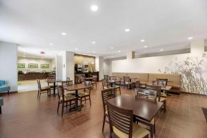 une salle à manger avec des tables et des chaises dans un restaurant dans l'établissement Sleep Inn & Suites Carlsbad Caverns Area, à Carlsbad