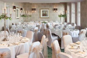salę bankietową z białymi stołami i krzesłami w obiekcie Best Western Premier Dover Marina Hotel & Spa w mieście Dover