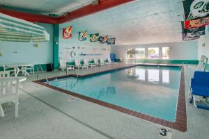 a large swimming pool in a large room at Quality Inn Stadium Area in Green Bay